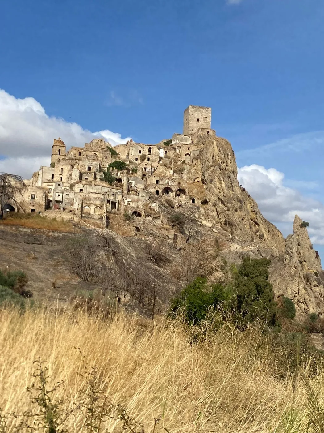 Motociclista sulla strada davanti a Craco